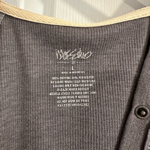 Hooded shirt - Picture 2 of 4